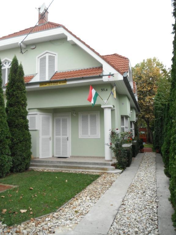 Csokonai Guesthouse Замарди Экстерьер фото